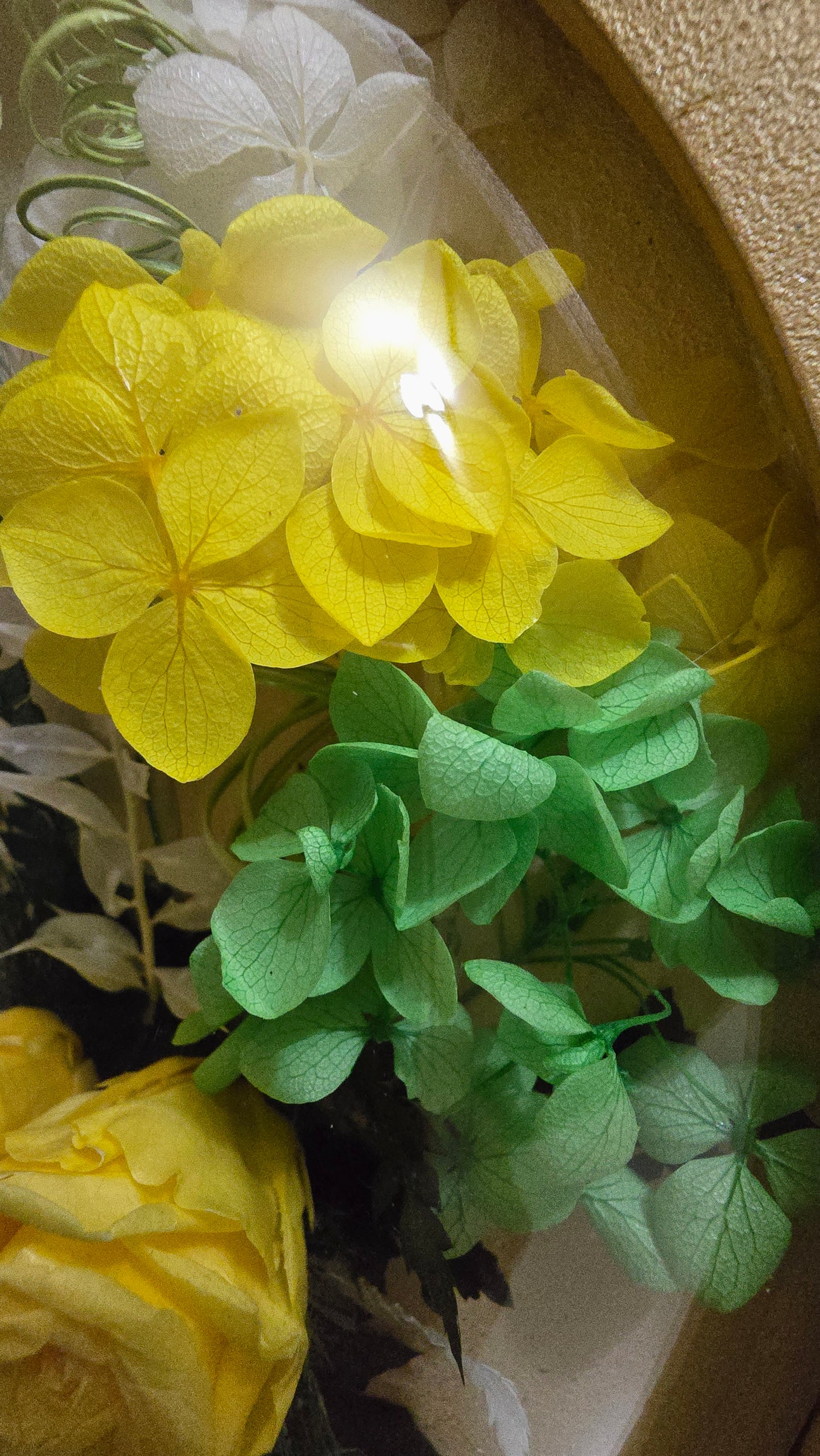 D045 Tablou oval realizat manual cu trandafiri galbeni criogenati