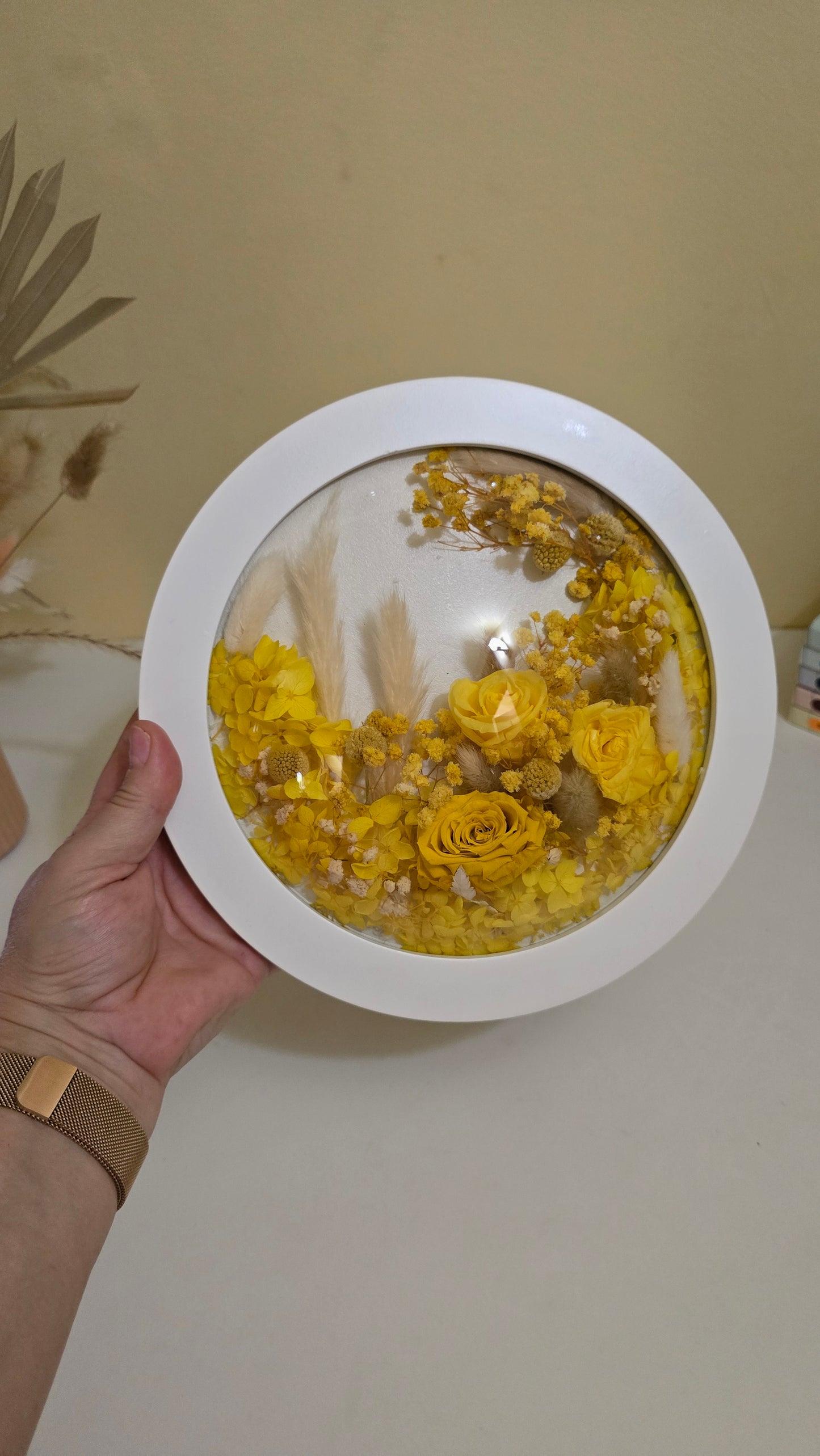 Tablou cu flori conservate în ramă rotundă – Trandafiri galbeni și hortensie