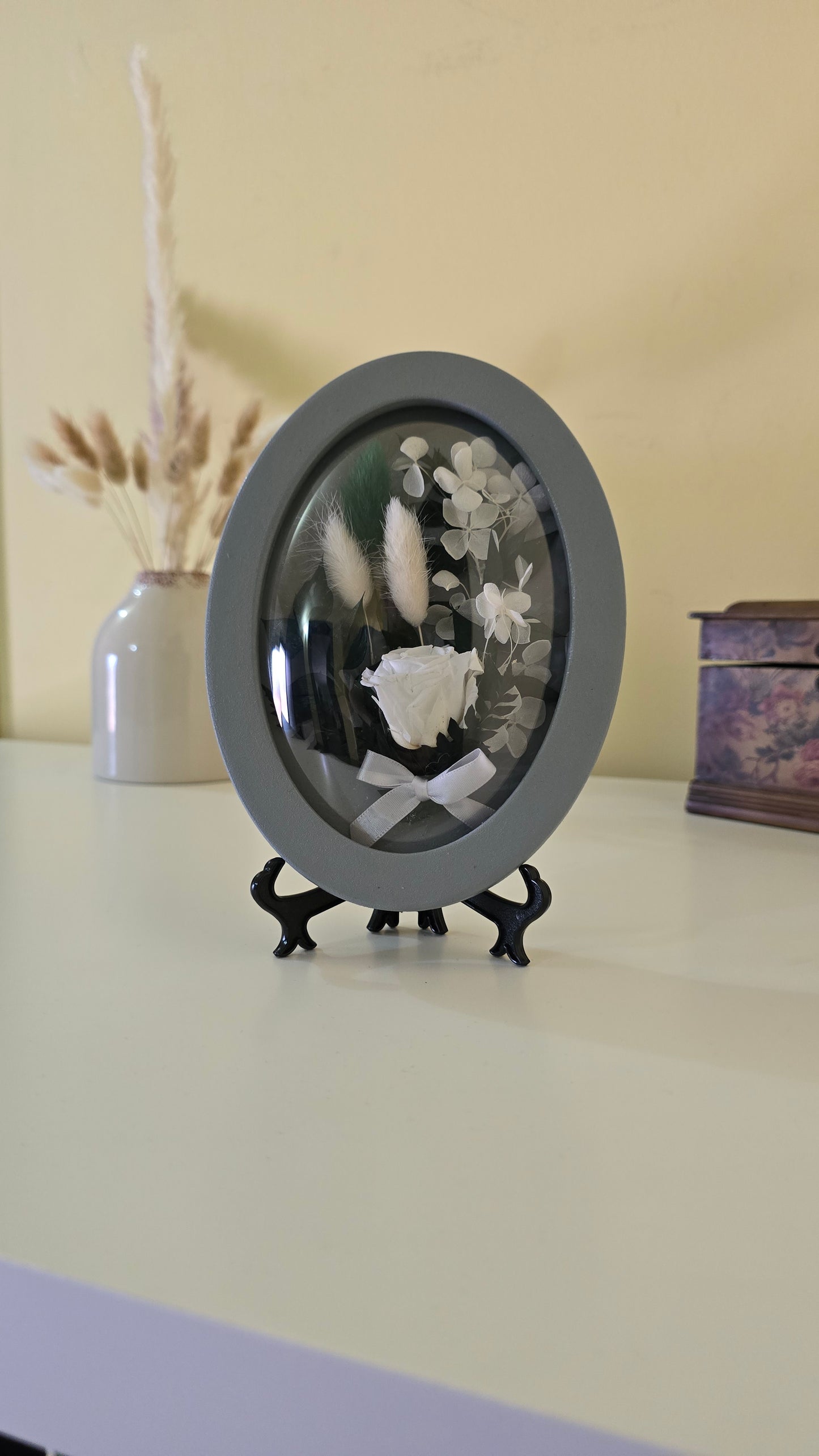 D041 Tablou oval cu flori naturale conservate – eleganță în detalii