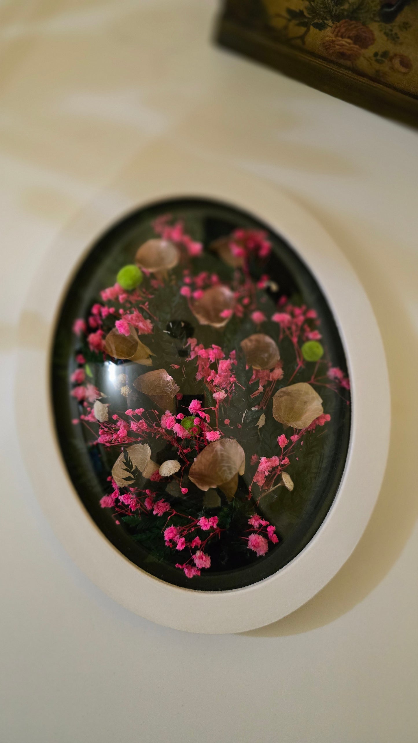 D033 Tablou oval cu flori naturale conservate –