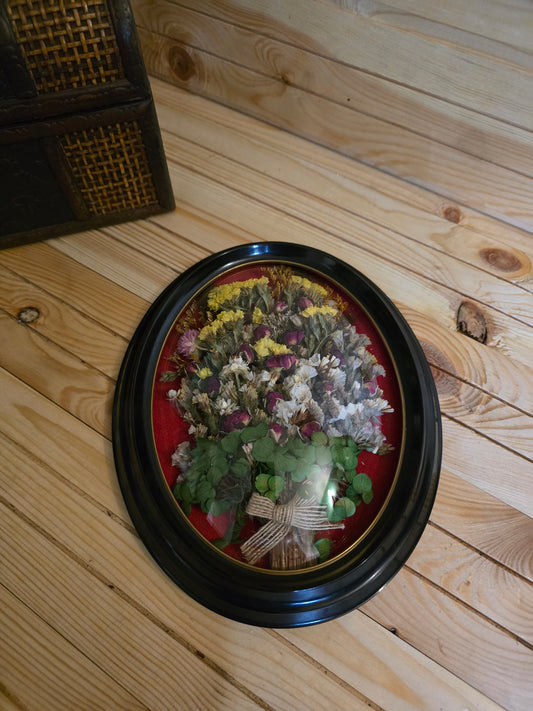 G008 Tablou oval realizat manual, din flori naturale conservate și uscate.