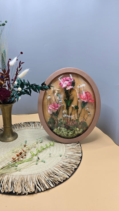 Tablou floral oval cu trandafiri criogenați și flori naturale conservate – ramă roz pudrat 30x25