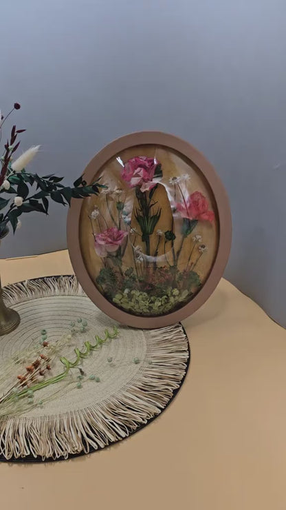 Tablou floral oval cu trandafiri criogenați și flori naturale conservate – ramă roz pudrat 30x25