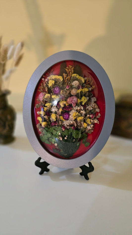 G008 Tablou oval realizat manual, din flori naturale conservate și uscate.