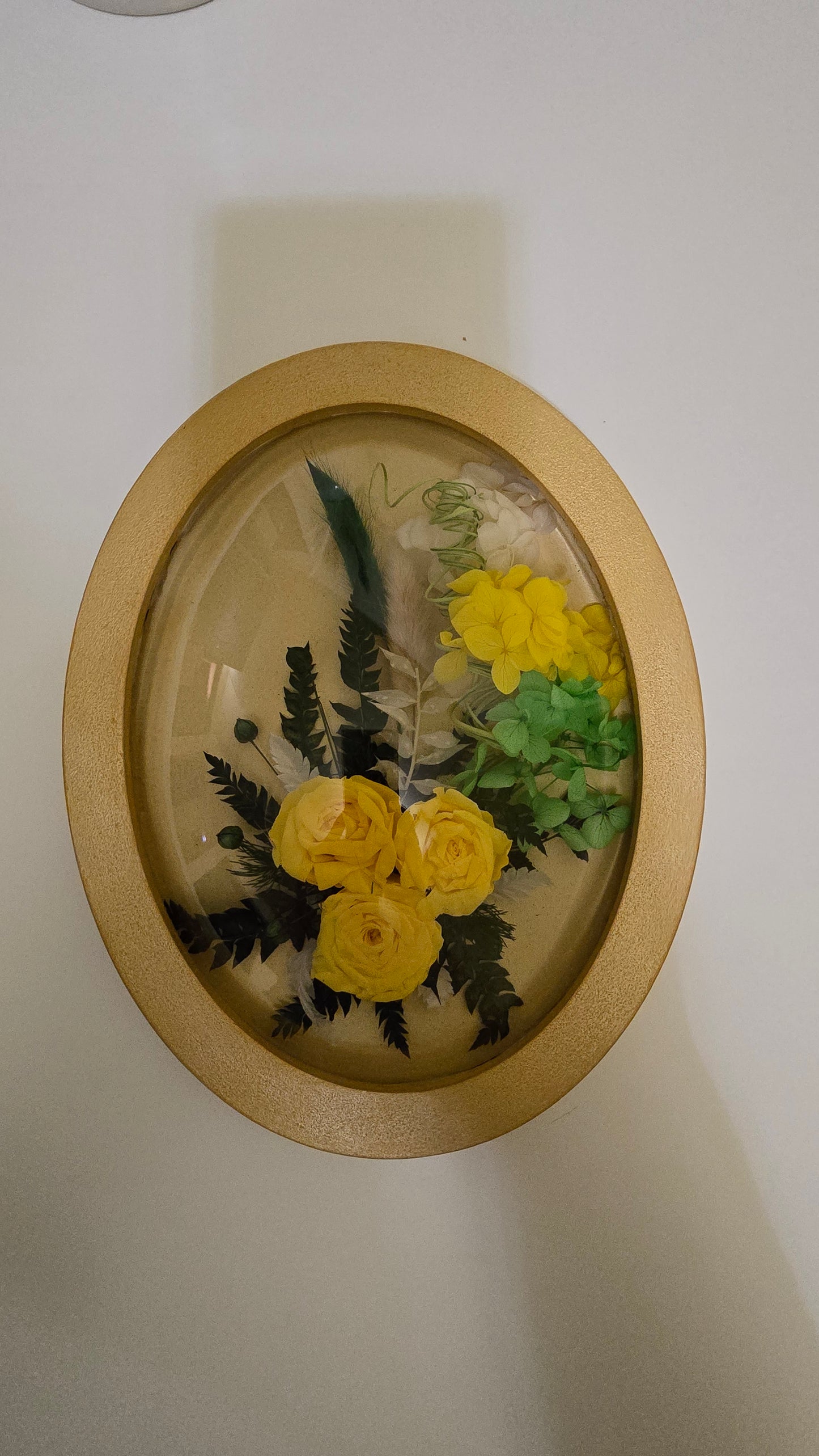 D045 Tablou oval realizat manual cu trandafiri galbeni criogenati
