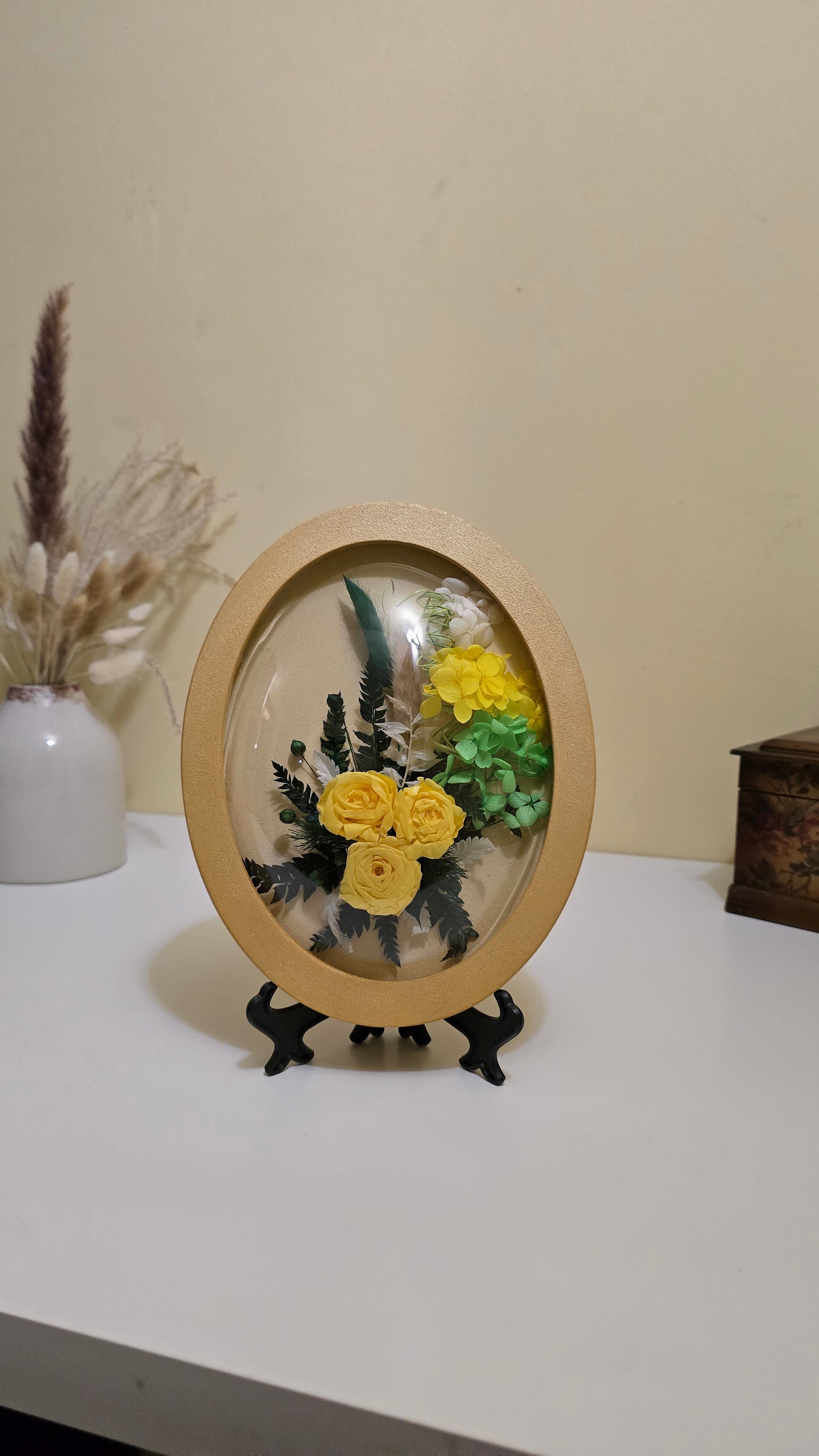 D045 Tablou oval realizat manual cu trandafiri galbeni criogenati