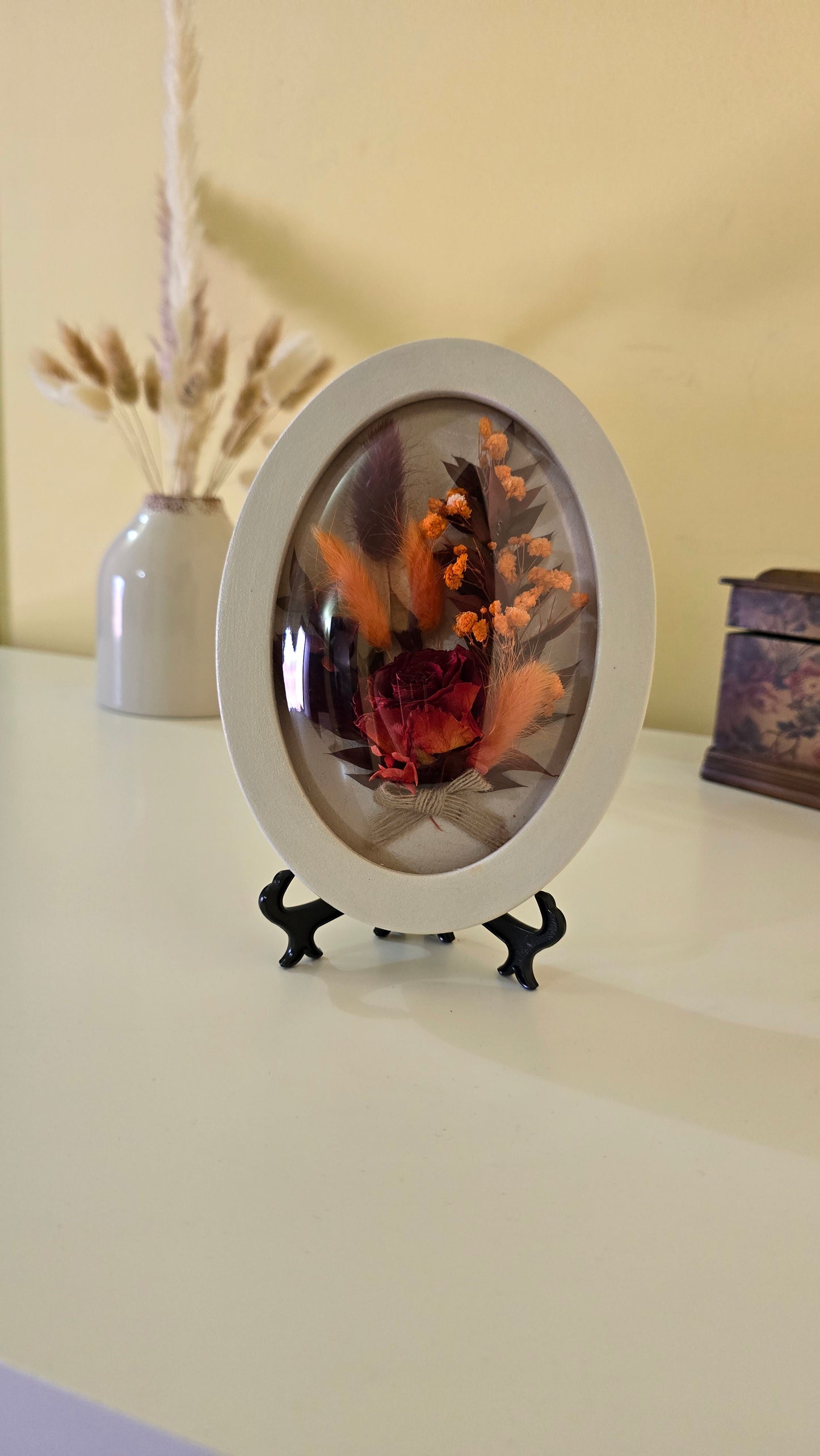 Cadou rafinat cu flori naturale conservate – tablou floral oval 20x15 cm în ramă deschisă