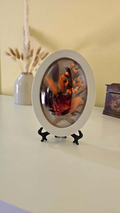Cadou rafinat cu flori naturale conservate – tablou floral oval 20x15 cm în ramă deschisă