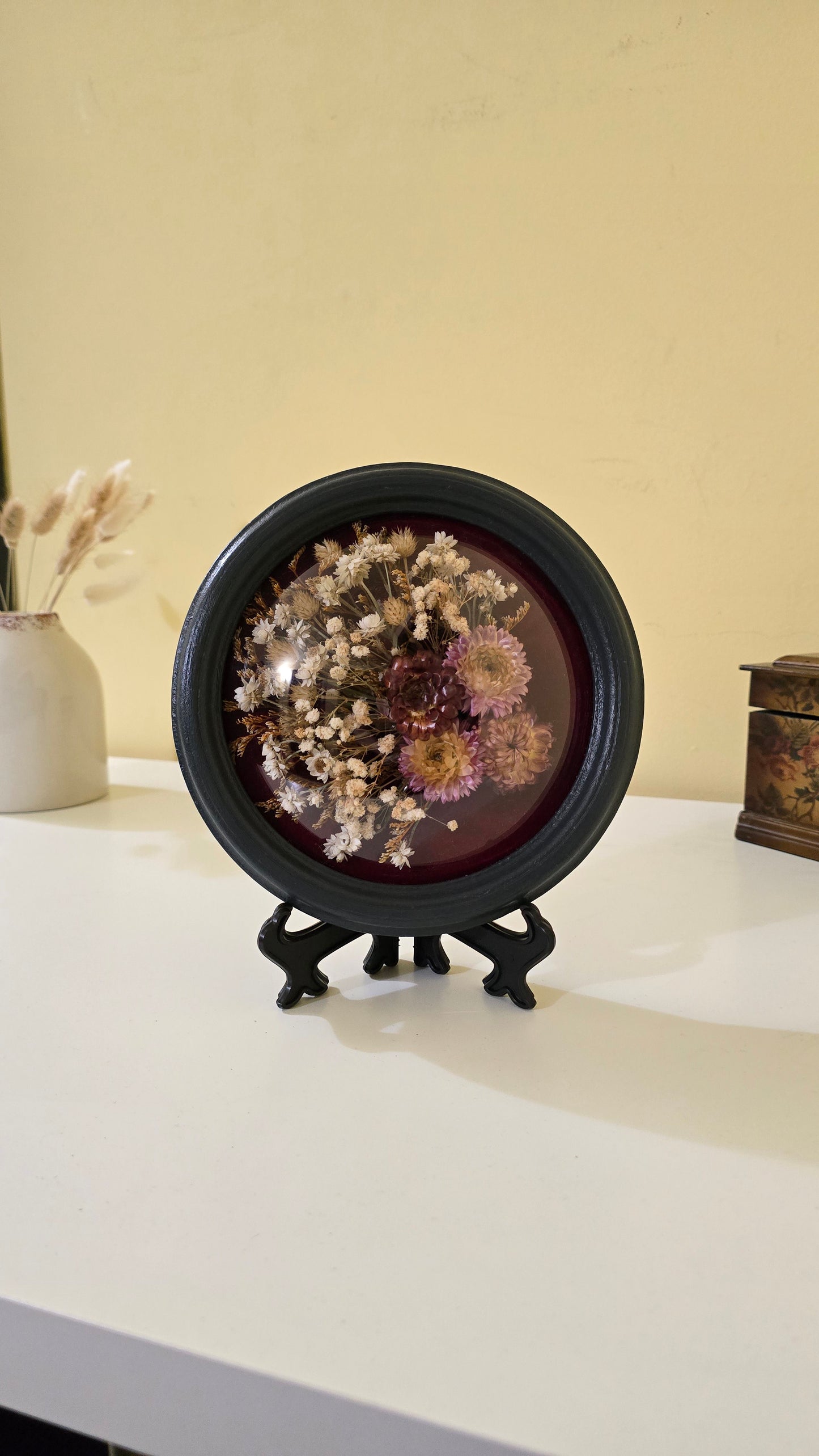 D005 Tablou rotund realizat manual cu flori naturale conservate