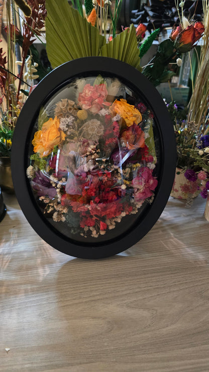 Tablou floral oval cu flori naturale criogenate – ramă neagră 30x25 cm