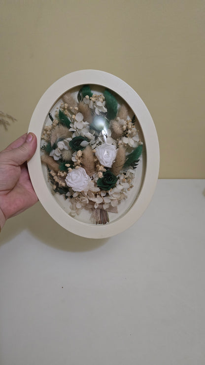 Tablou floral oval cu trandafiri conservați și flori naturale – 25 x 20 cm