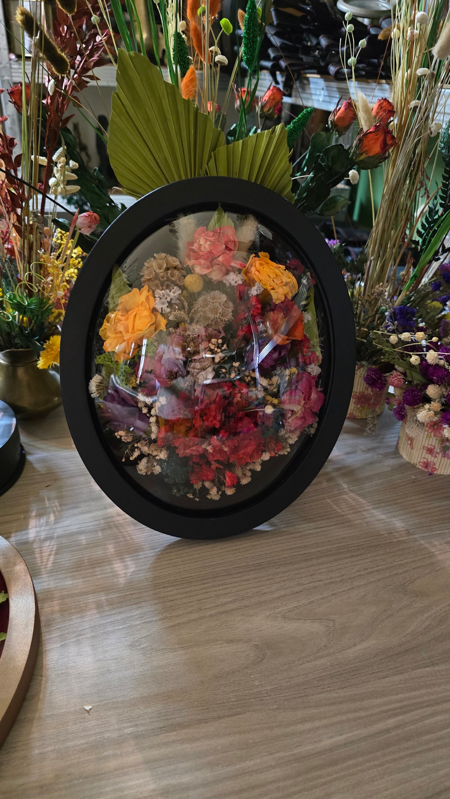Tablou floral oval cu flori naturale criogenate – ramă neagră 30x25 cm