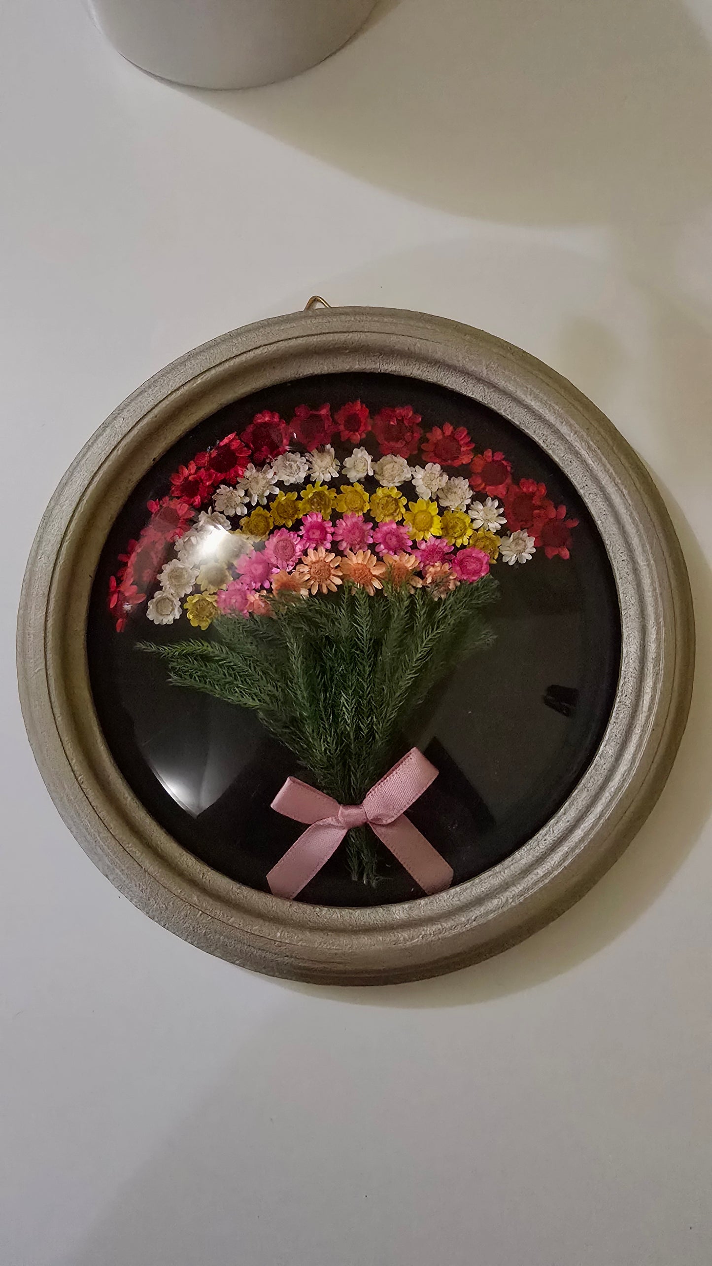 G004 Tablou rotund realizat manual cu flori naturale conservate