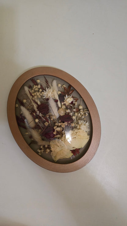 Tablou floral oval cu flori naturale conservate – decor handmade premium, 25 x 20 cm