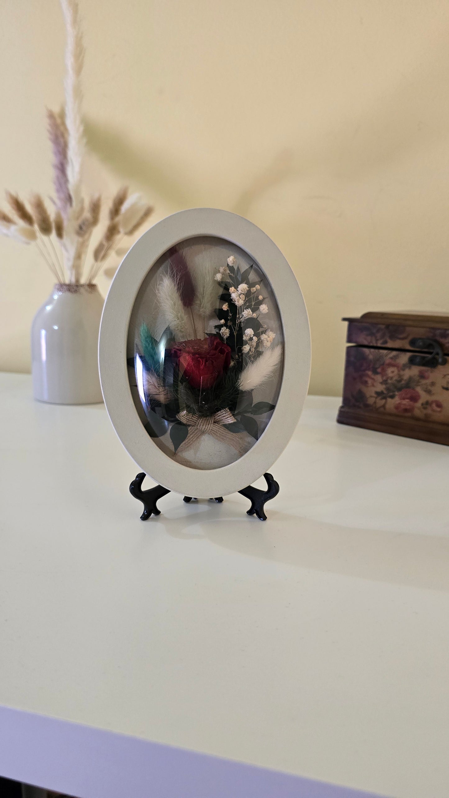 D040 Tablou oval cu flori naturale conservate – eleganță în detalii