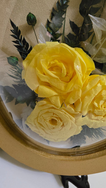 D045 Tablou oval realizat manual cu trandafiri galbeni criogenati