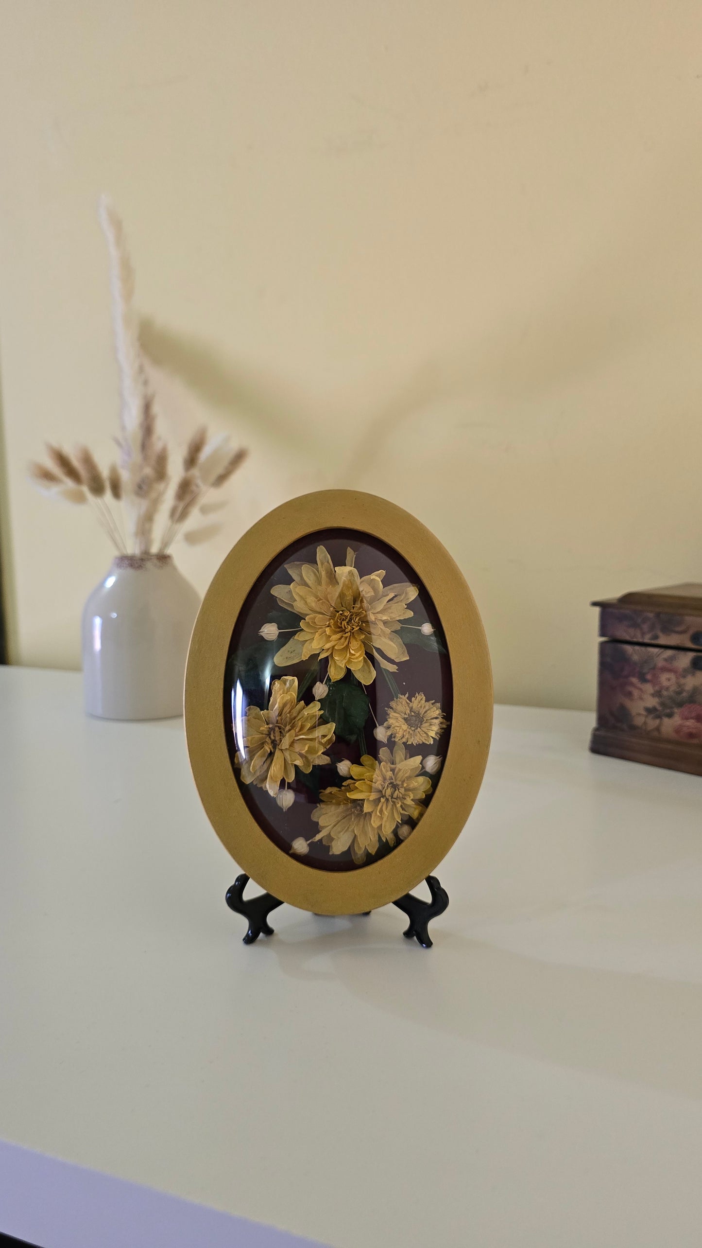 D032 Tablou oval cu flori naturale conservate – eleganță în detalii