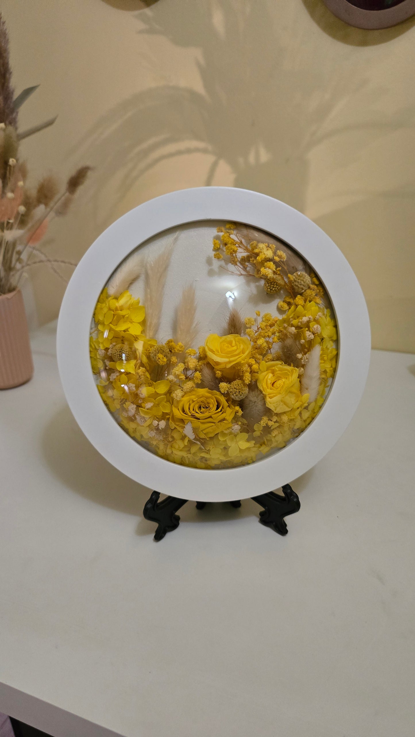 Tablou cu flori conservate în ramă rotundă – Trandafiri galbeni și hortensie