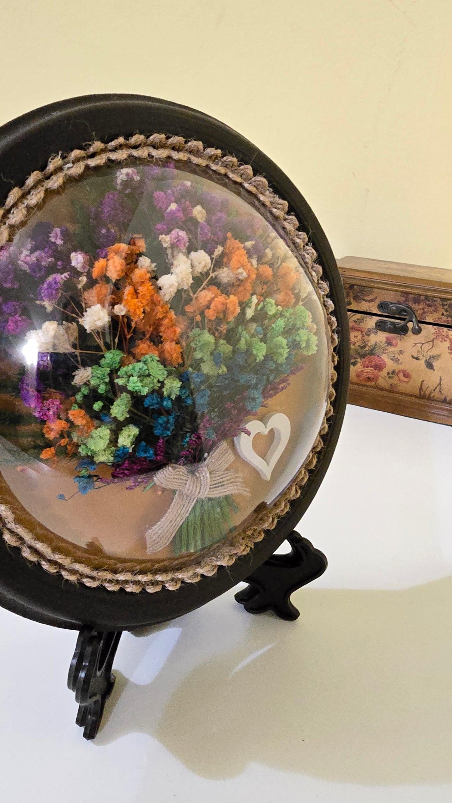 G003 Tablou rotund realizat manual  cu flori naturale conservate