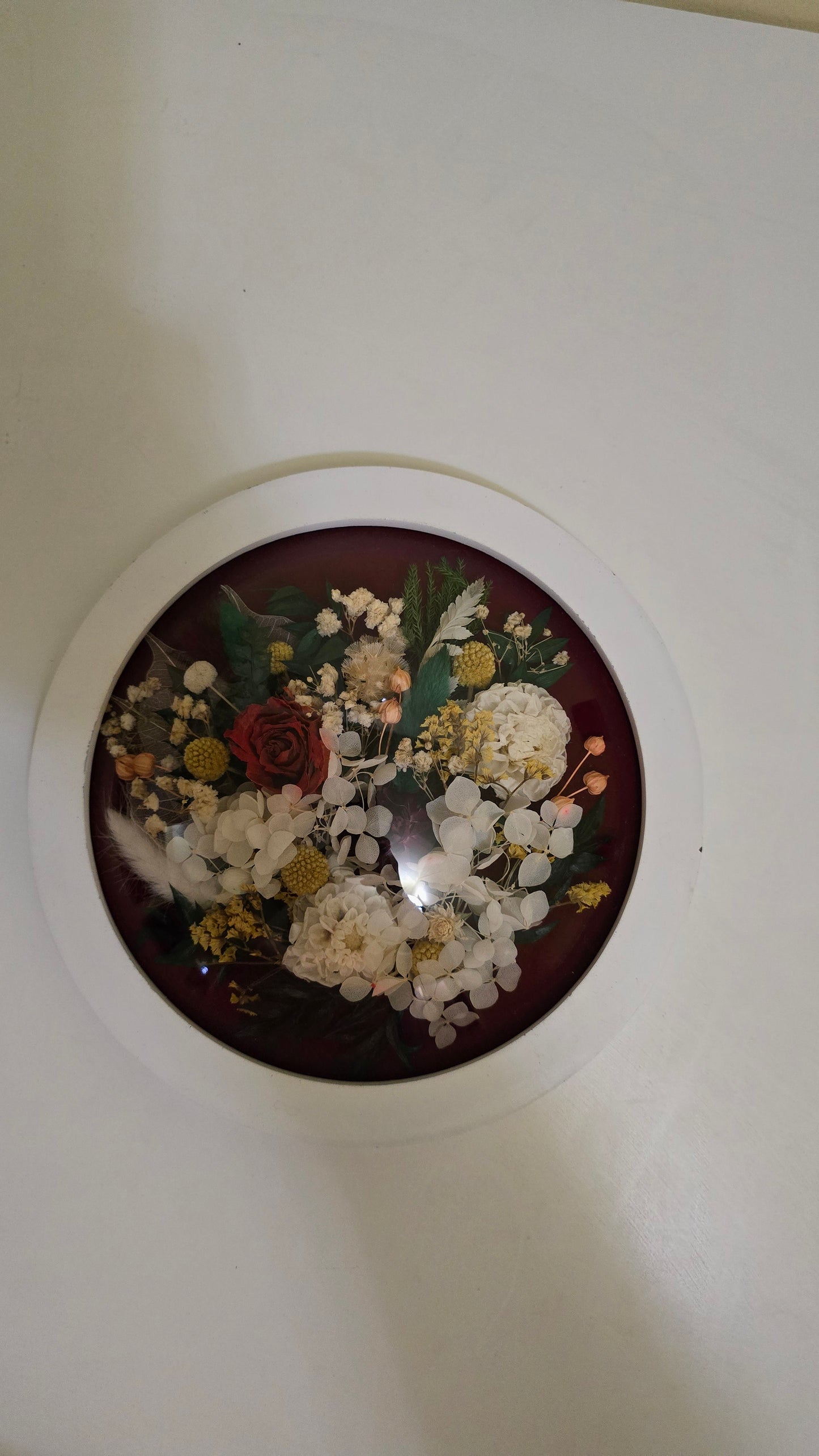 Tablou floral rotund cu trandafir conservat și flori naturale – diametru 25 cm