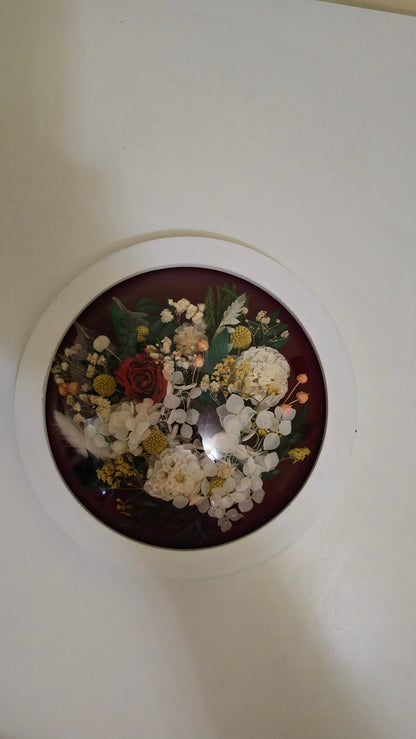 Tablou floral rotund cu trandafir conservat și flori naturale – diametru 25 cm