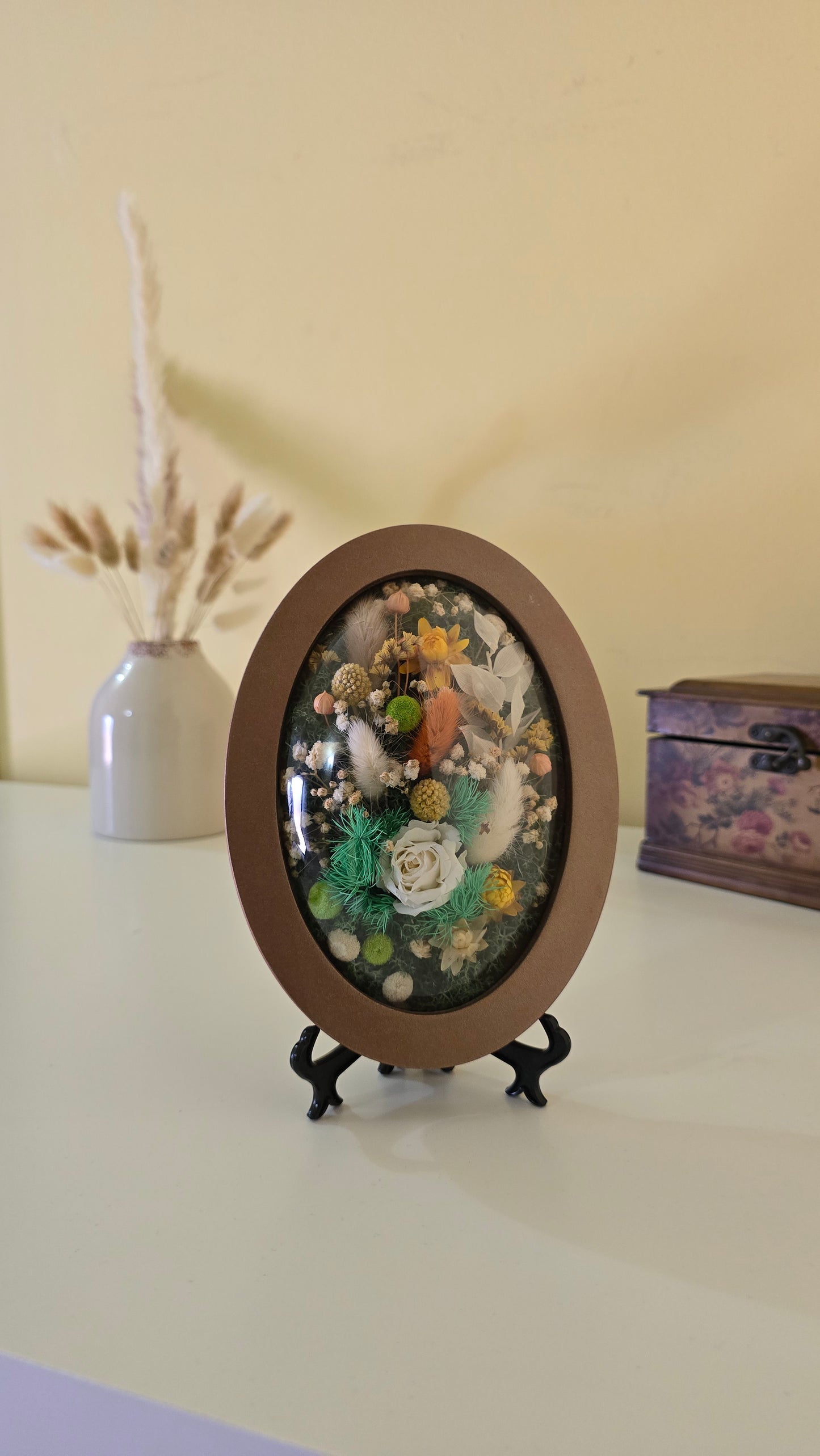 D039 Tablou oval cu flori naturale conservate – eleganță în detalii