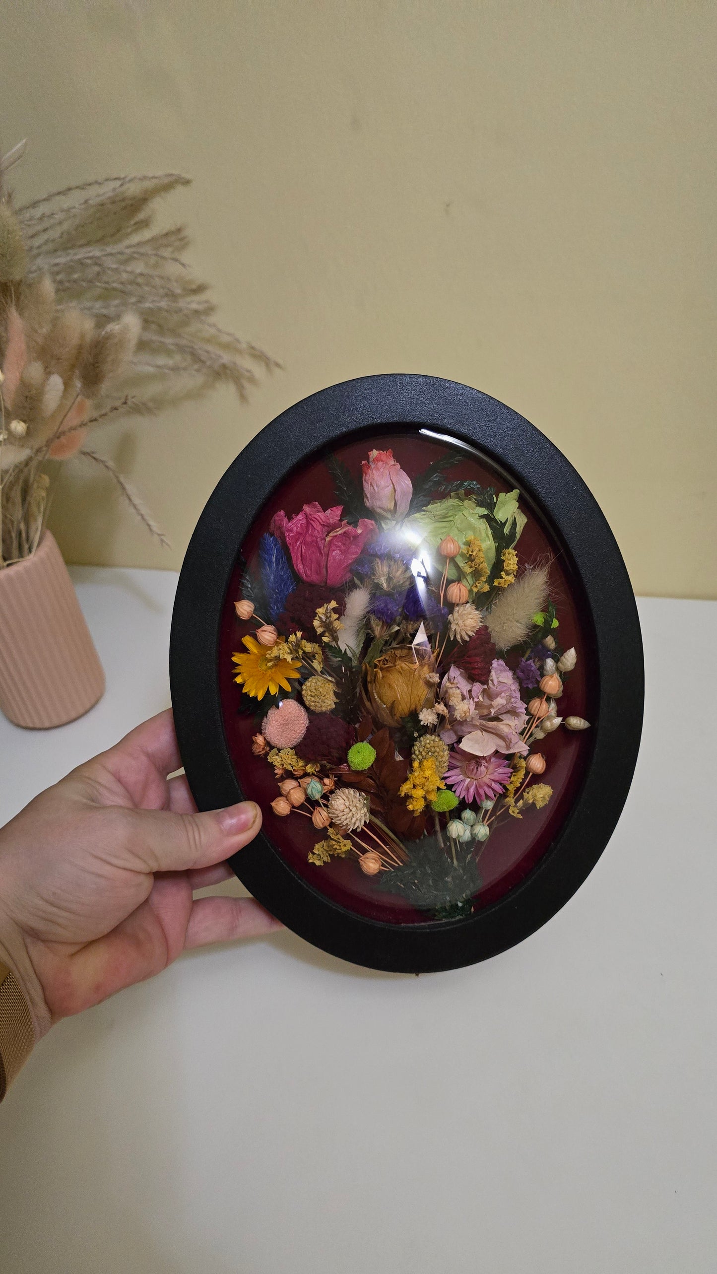Tablou floral oval cu flori naturale conservate – 25 x 20 cm