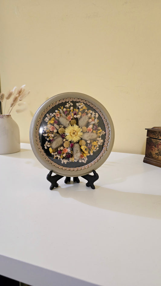 D004 Tablou rotund reqlizat manual cu flori naturale conservate