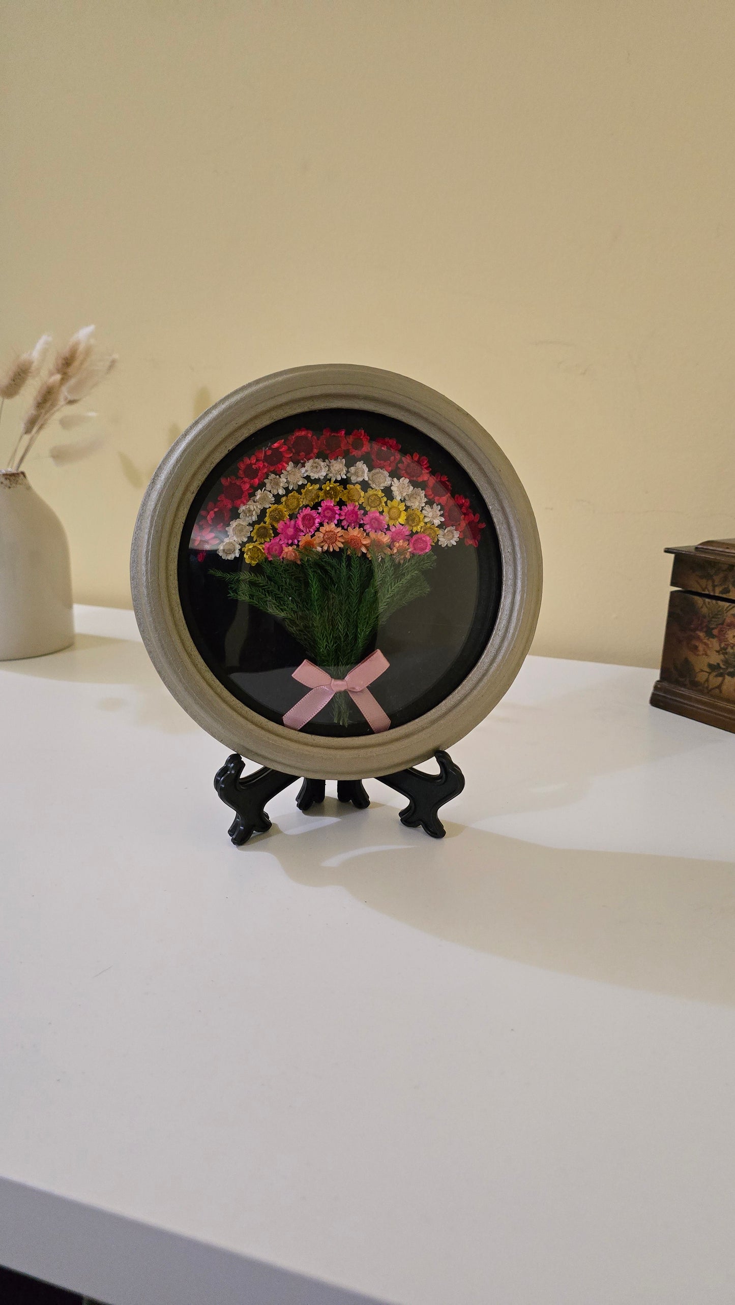 G004 Tablou rotund realizat manual cu flori naturale conservate