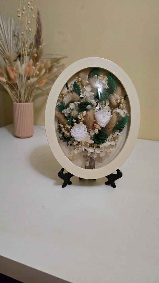 Tablou floral oval cu trandafiri conservați și flori naturale – 25 x 20 cm