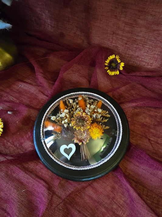 D001 Flori naturale conservate, păstrate sub sticlă acrilică bombată.