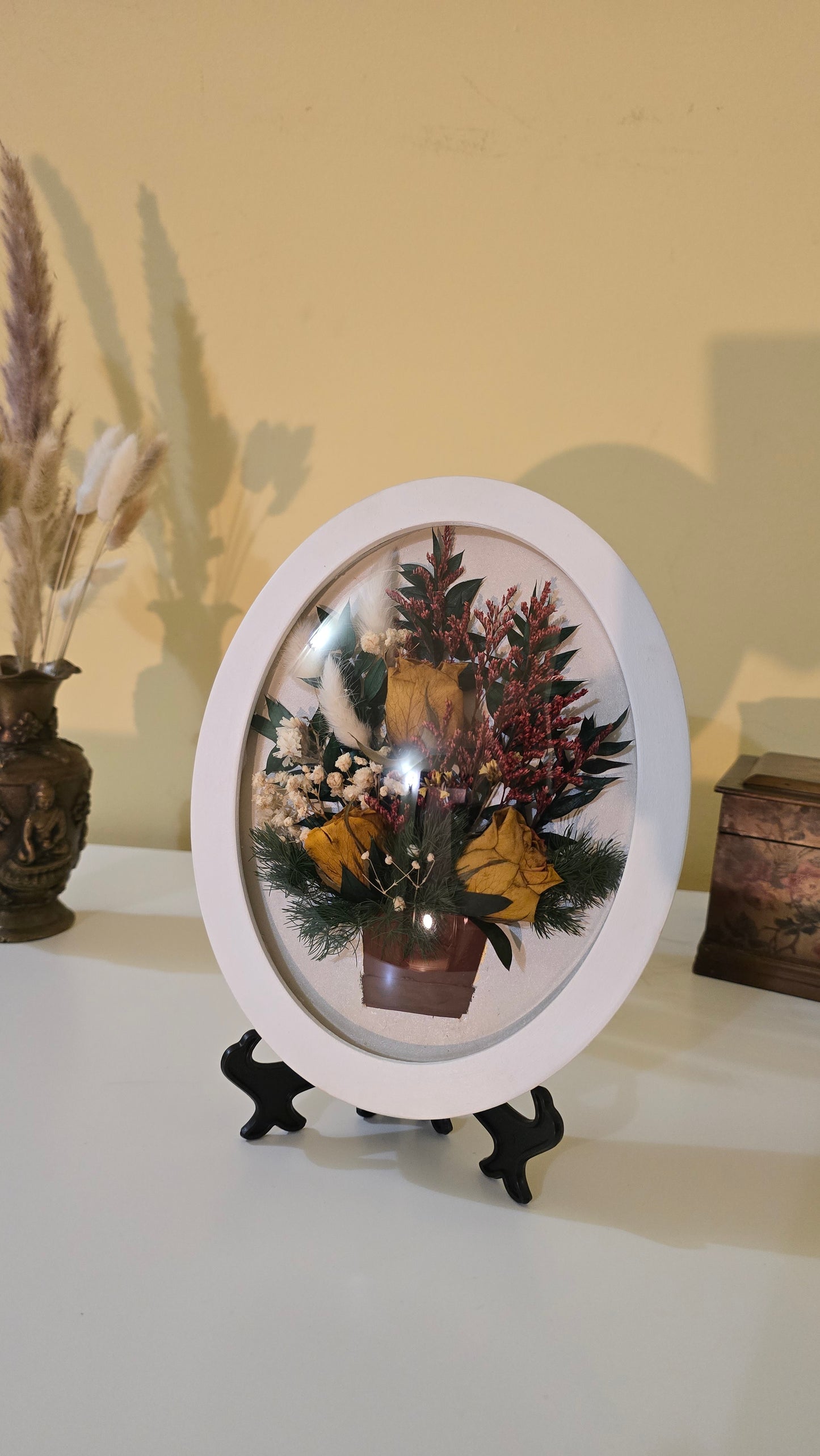 D036 Tablou oval cu flori naturale conservate – eleganță în detalii