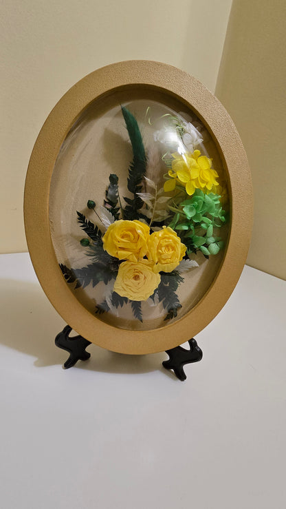 D045 Tablou oval realizat manual cu trandafiri galbeni criogenati