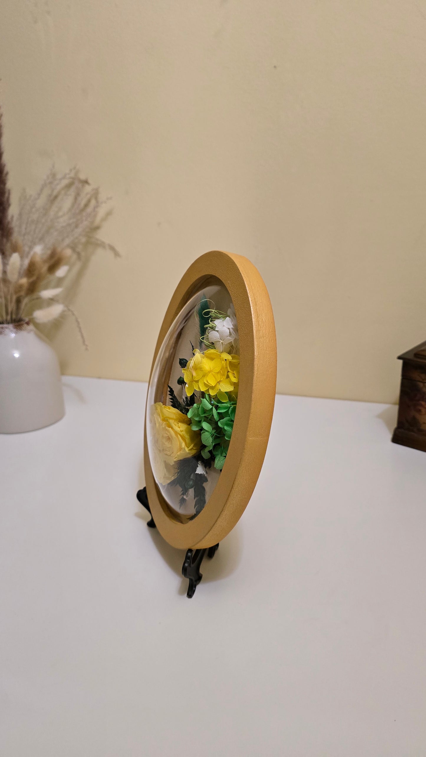 D045 Tablou oval realizat manual cu trandafiri galbeni criogenati