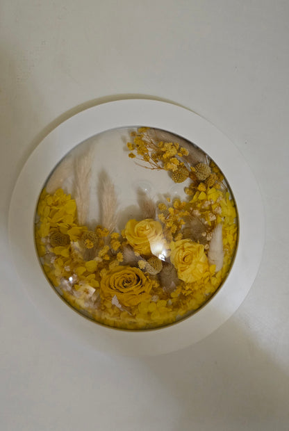 Tablou cu flori conservate în ramă rotundă – Trandafiri galbeni și hortensie