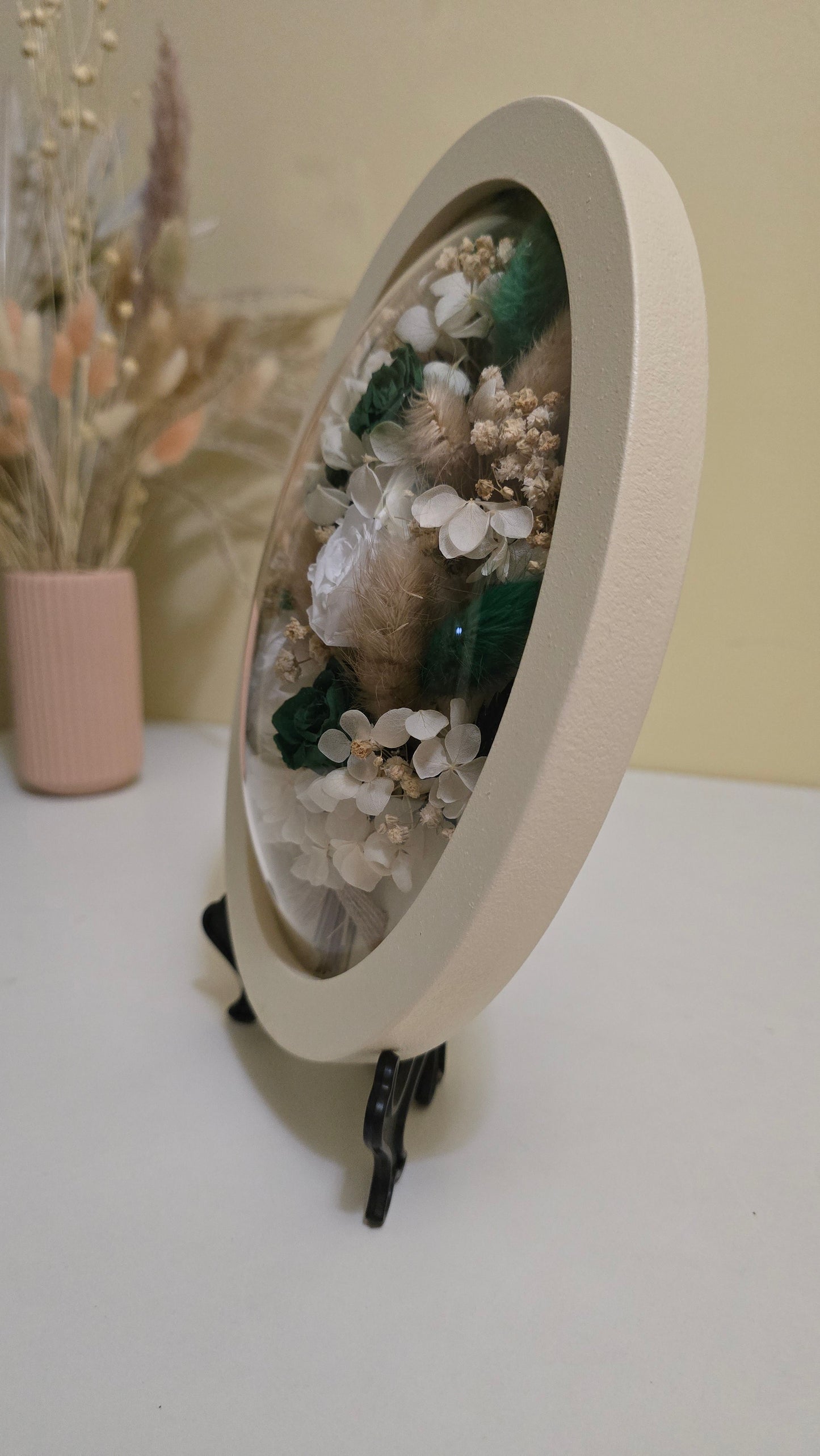 Tablou floral oval cu trandafiri conservați și flori naturale – 25 x 20 cm