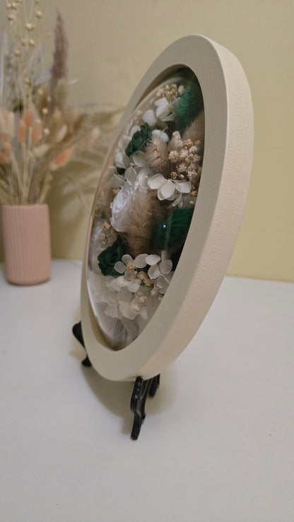 Tablou floral oval cu trandafiri conservați și flori naturale – 25 x 20 cm