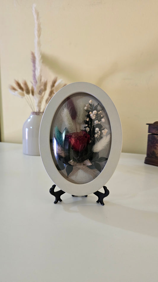 D040 Tablou oval cu flori naturale conservate – eleganță în detalii