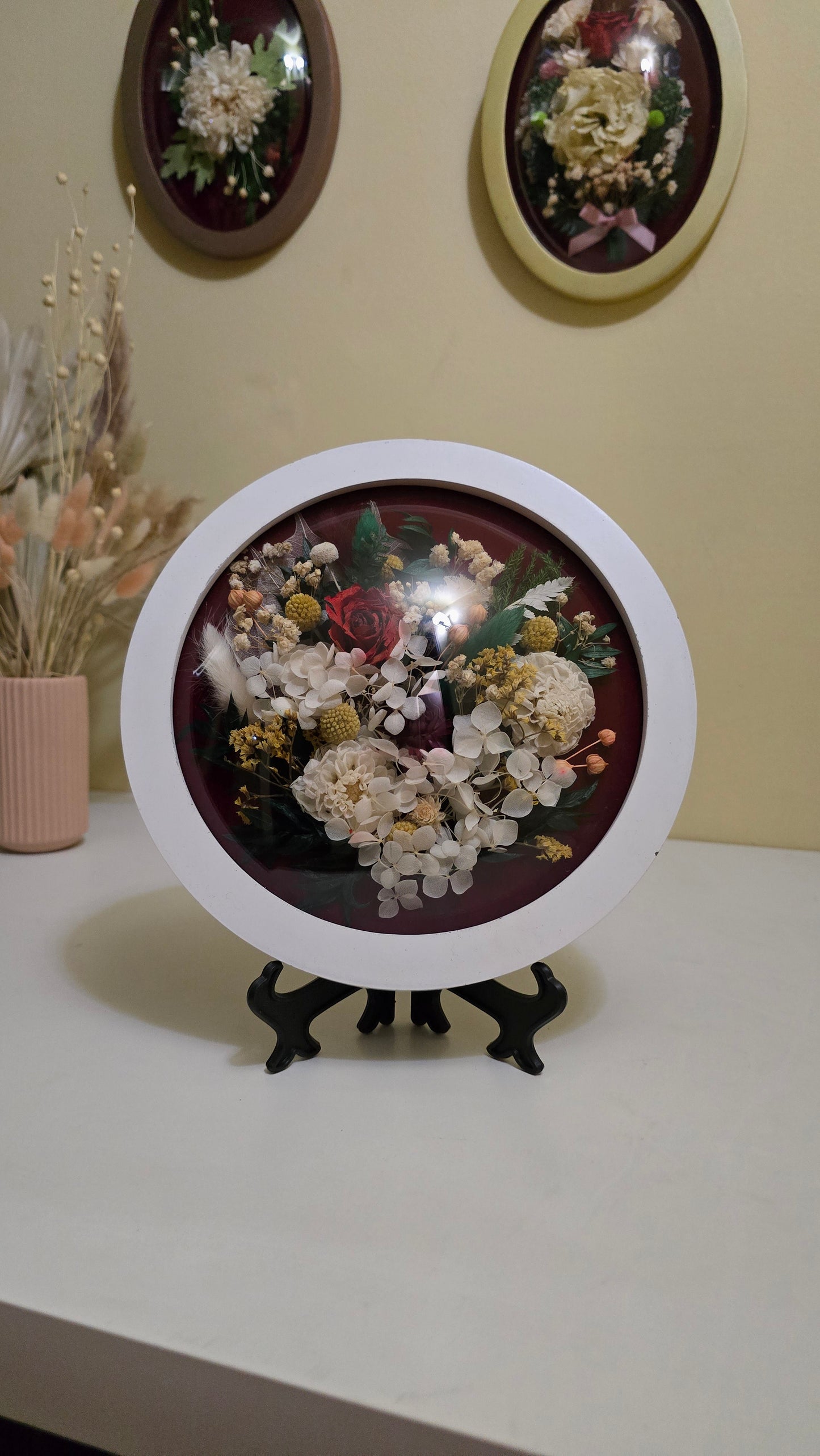 Tablou floral rotund cu trandafir conservat și flori naturale – diametru 25 cm