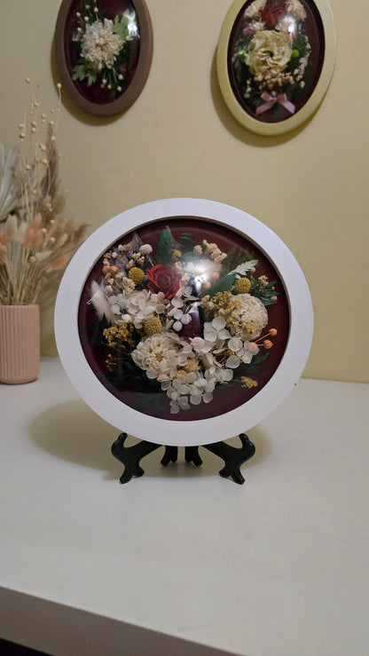 Tablou floral rotund cu trandafir conservat și flori naturale – diametru 25 cm