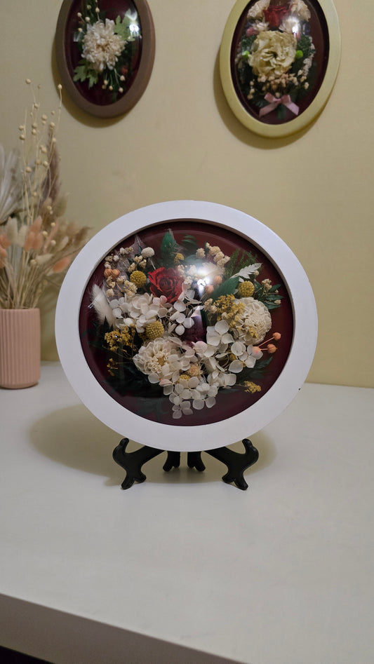 Tablou floral rotund cu trandafir conservat și flori naturale – diametru 25 cm