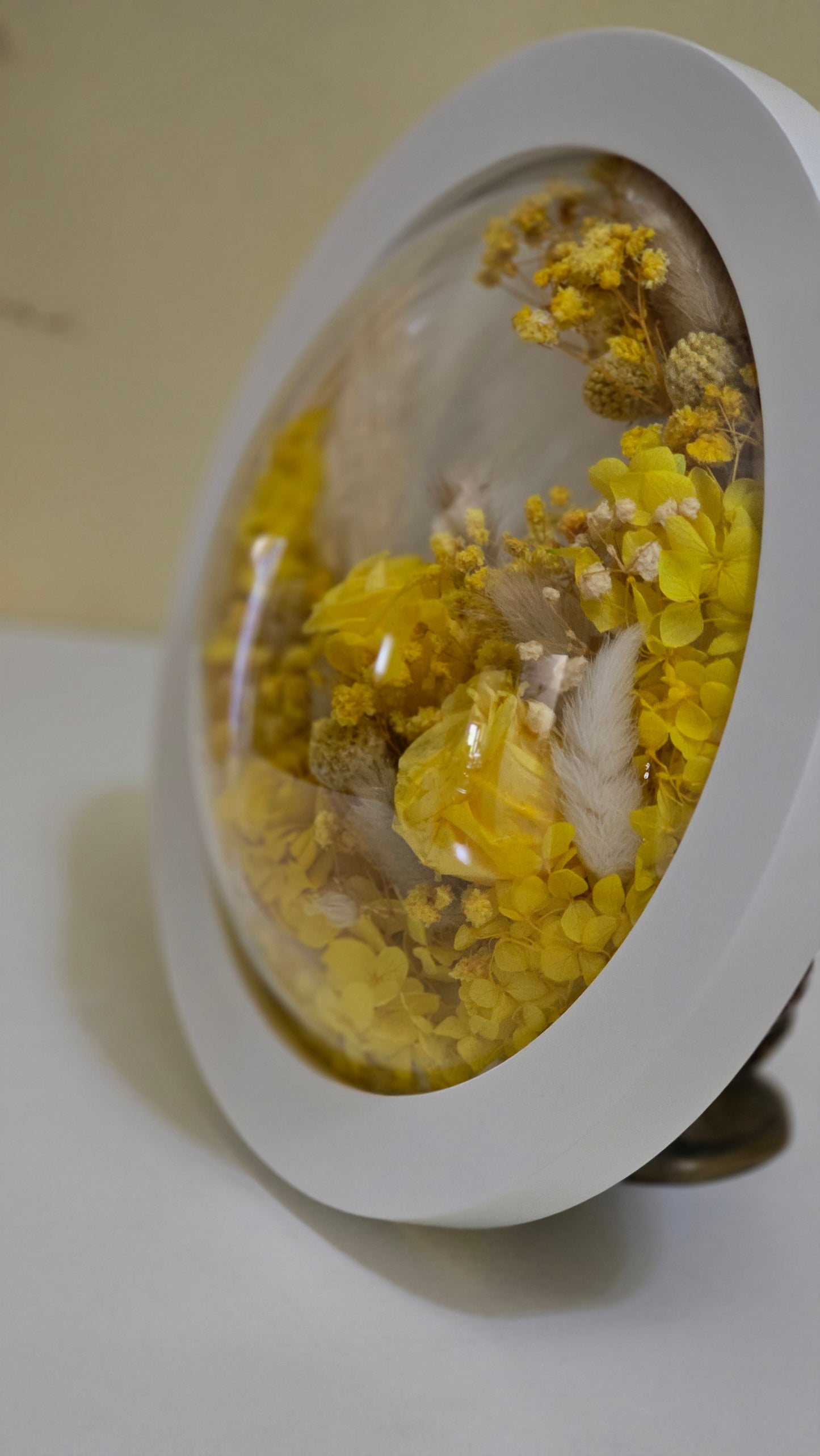 Tablou cu flori conservate în ramă rotundă – Trandafiri galbeni și hortensie