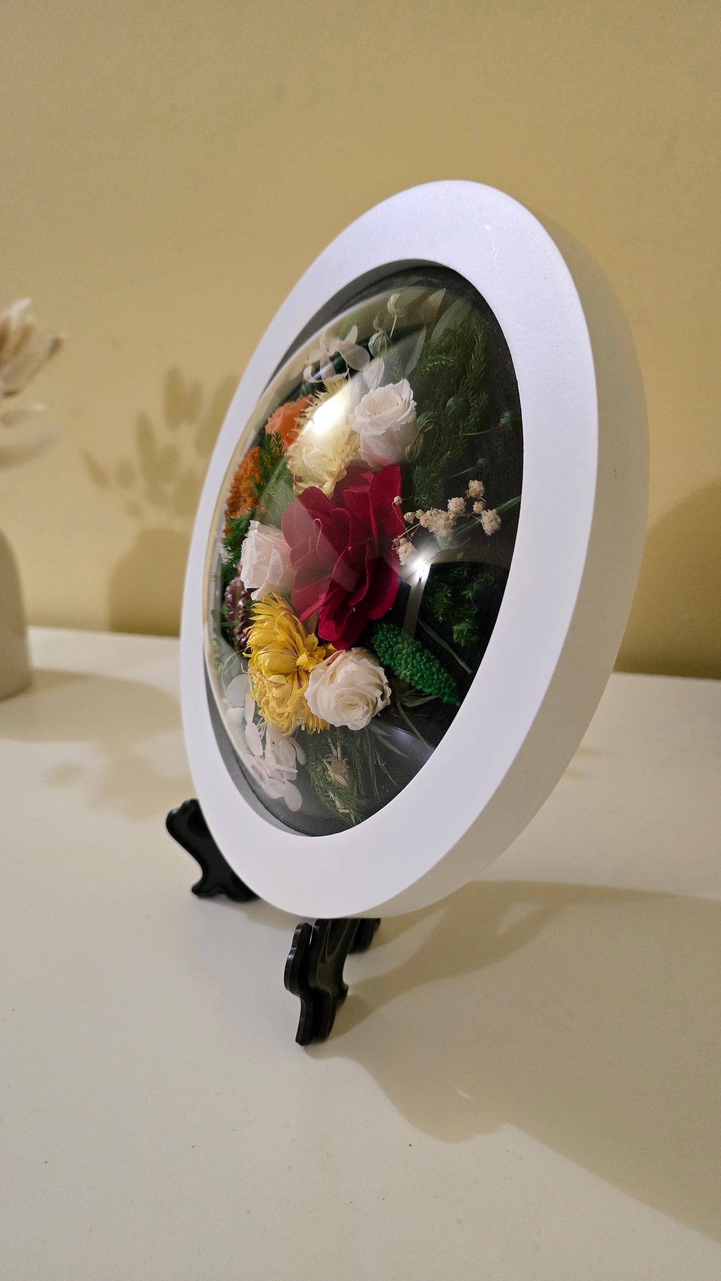 D011 Tablou rotund realizat manual cu flori naturale criogenate