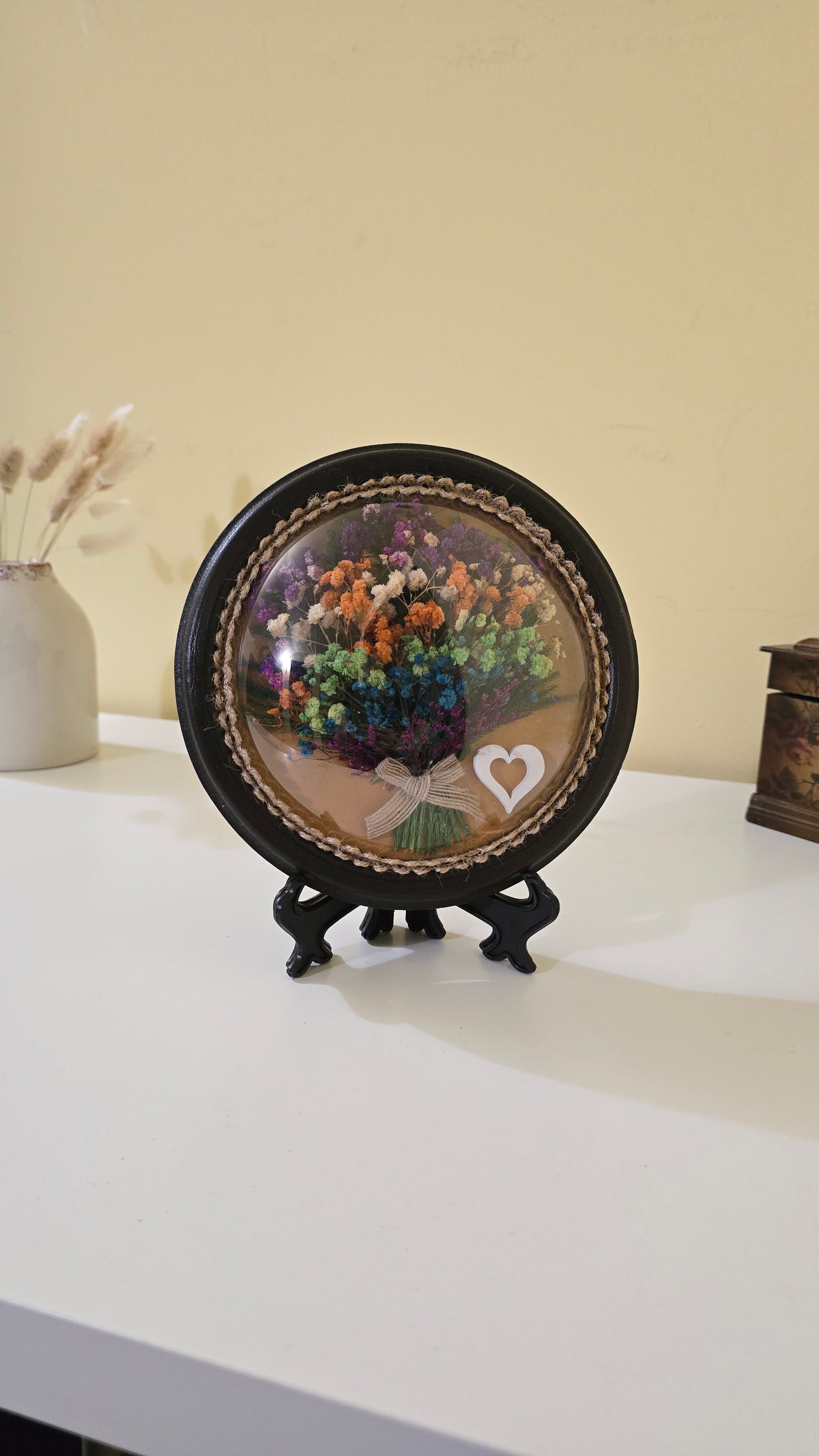 G003 Tablou rotund realizat manual  cu flori naturale conservate