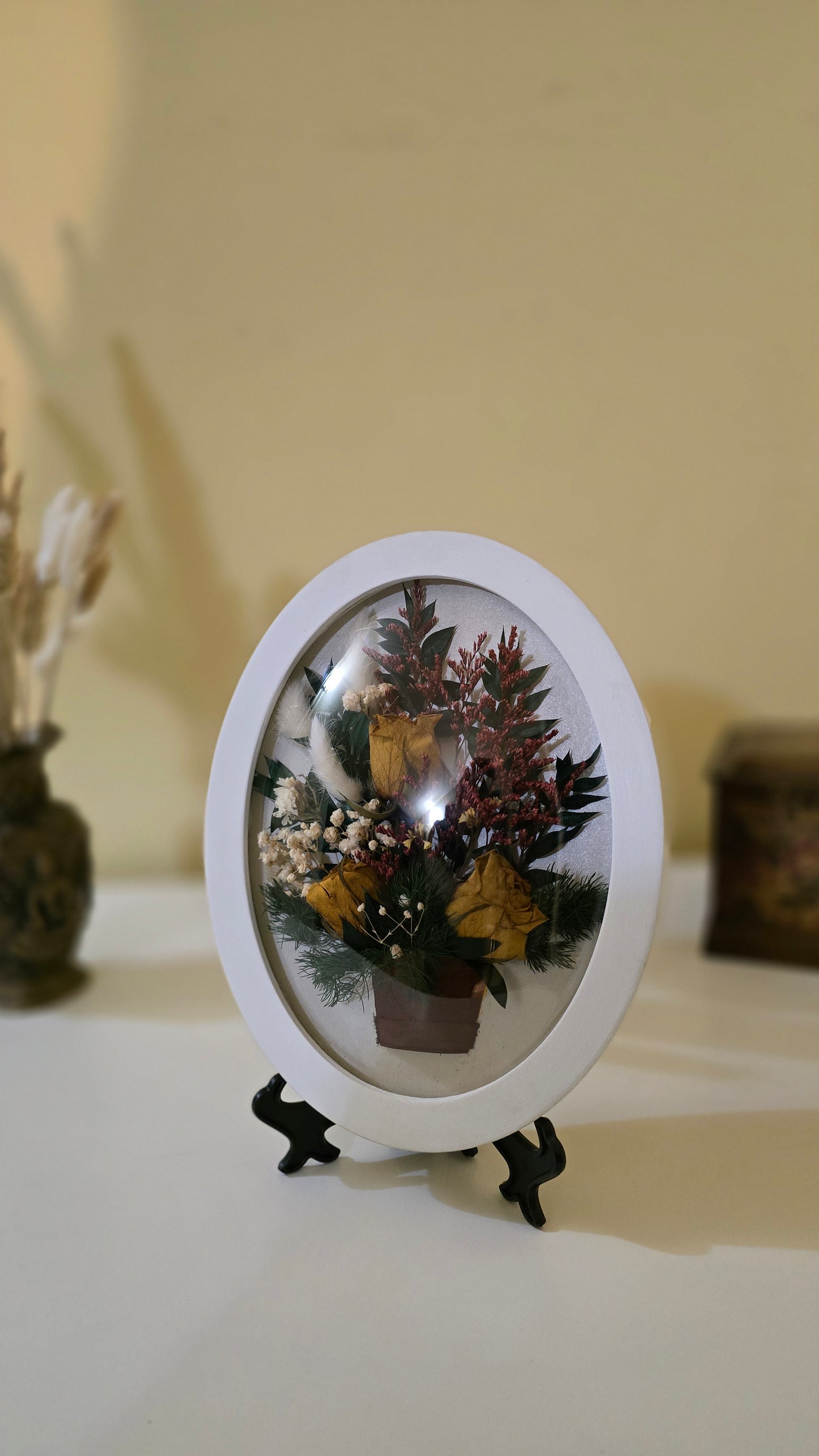 D036 Tablou oval cu flori naturale conservate – eleganță în detalii