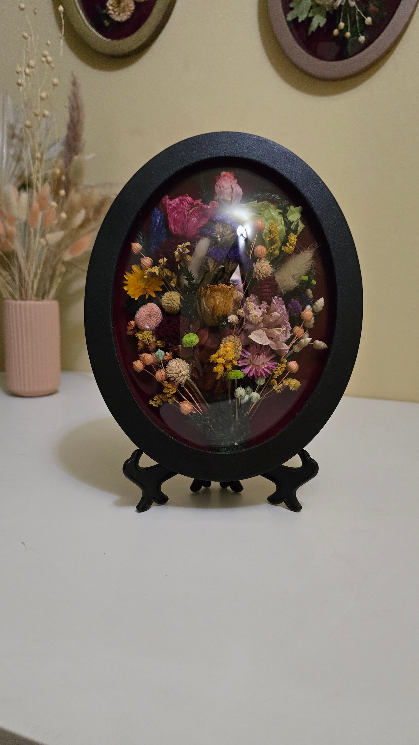 Tablou floral oval cu flori naturale conservate – 25 x 20 cm