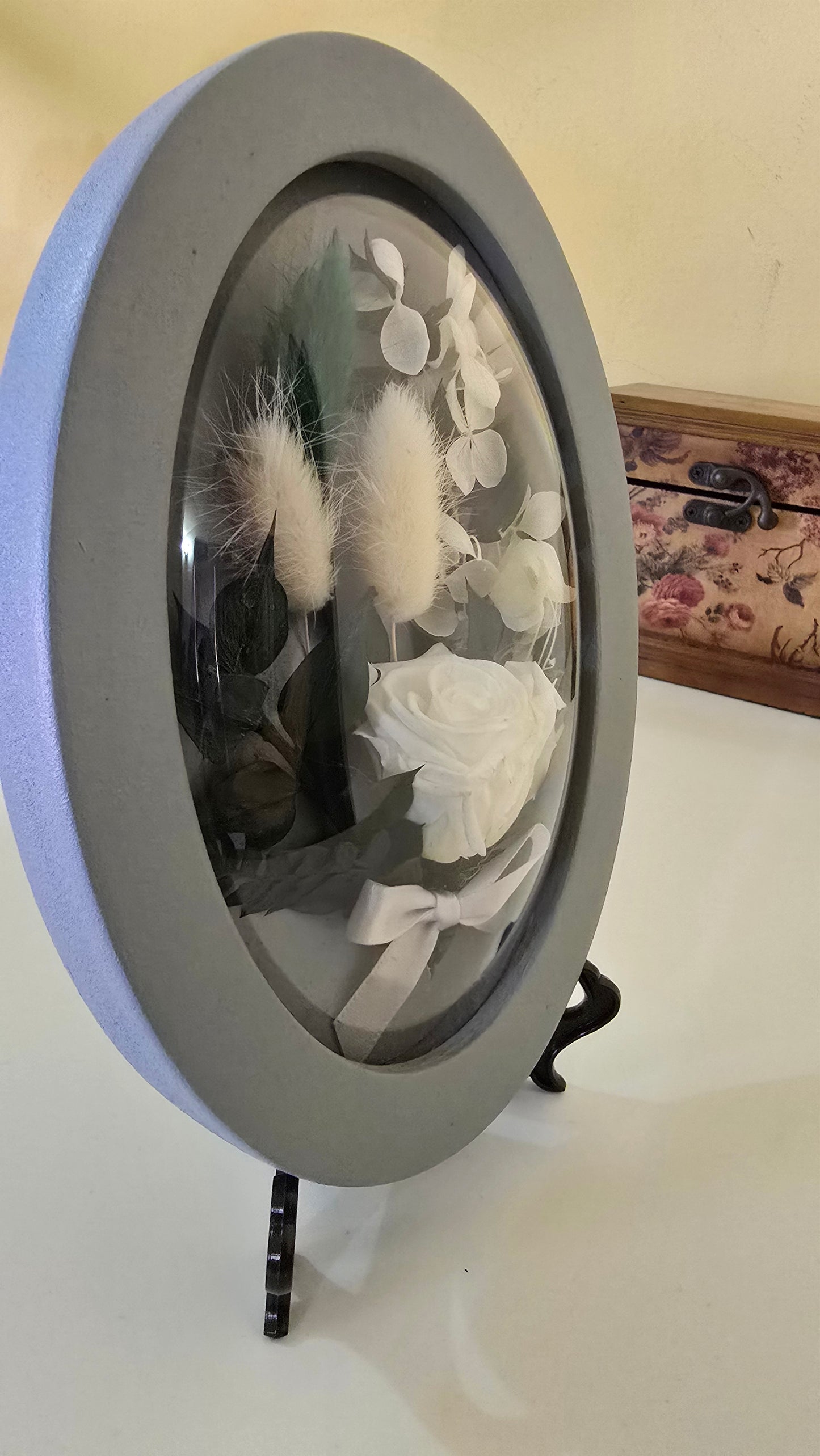 D041 Tablou oval cu flori naturale conservate – eleganță în detalii