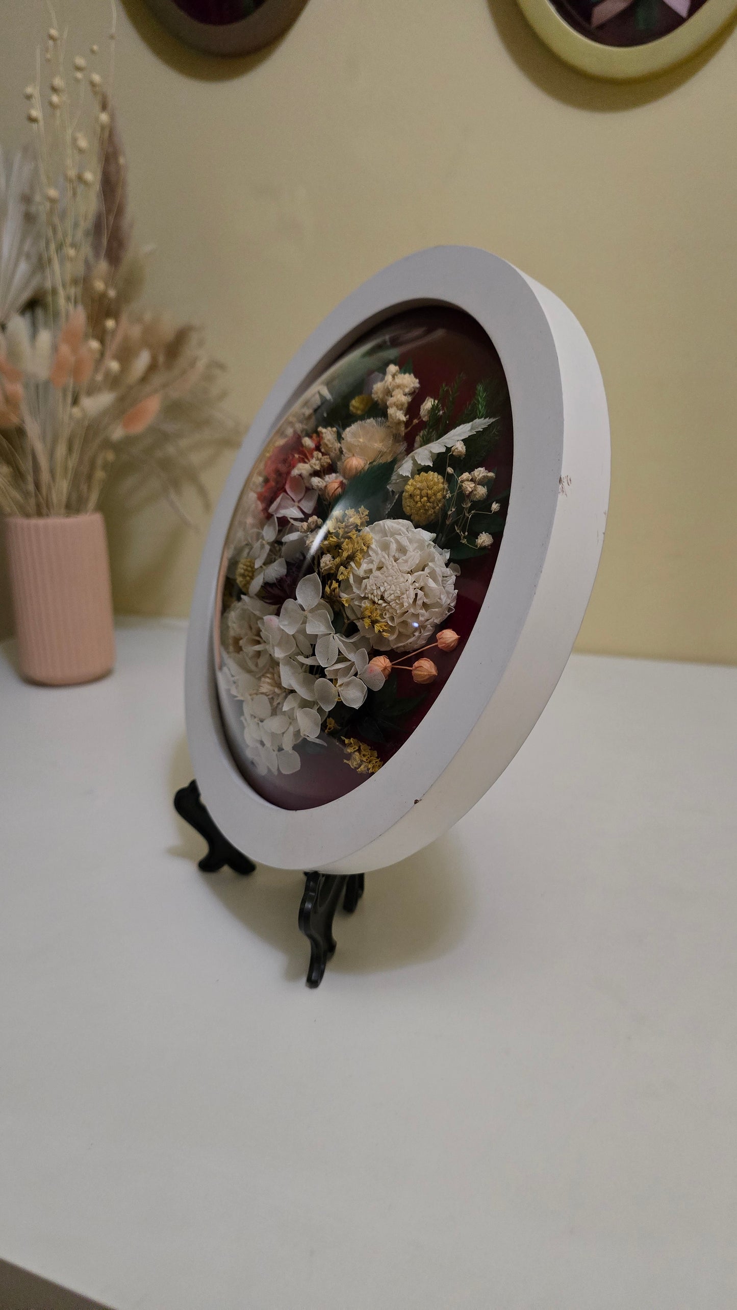 Tablou floral rotund cu trandafir conservat și flori naturale – diametru 25 cm