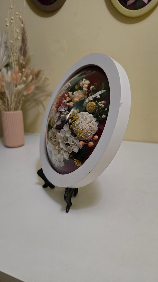 Tablou floral rotund cu trandafir conservat și flori naturale – diametru 25 cm