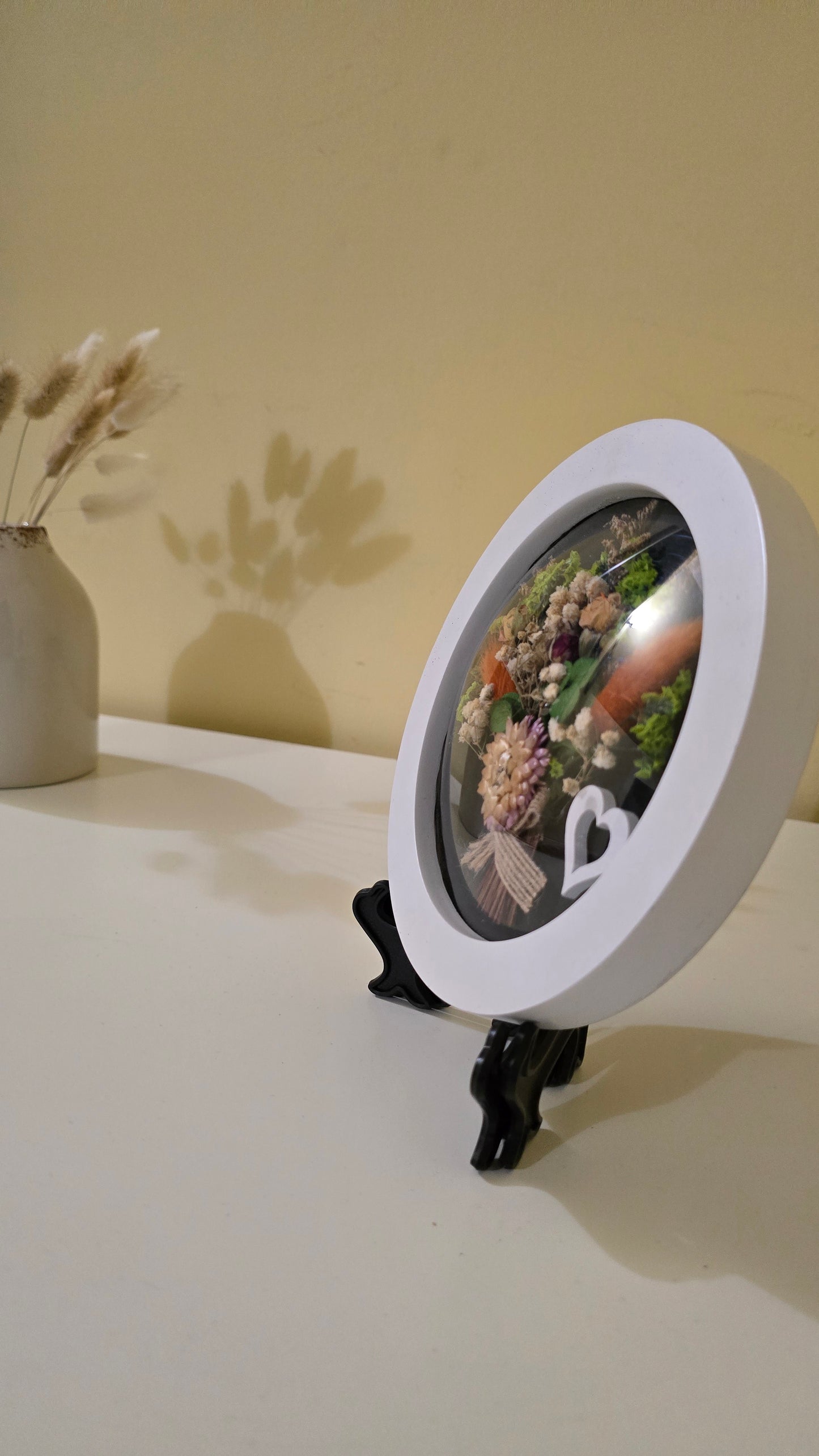 G002 Tablou rotund realizat manual cu flori naturale conservate